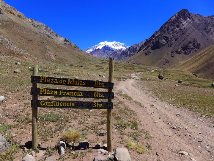 Указатель в долине реки Хорконес (Rio De los Horcones). Начало тропы.