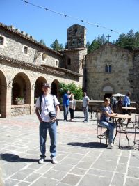 Дворик в Castello di Amorosa, Я и Вика за столиком позирует