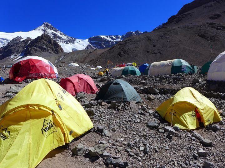 Пласа-де-Мулас, в базовом лагере среди палаток Inka Expediciones