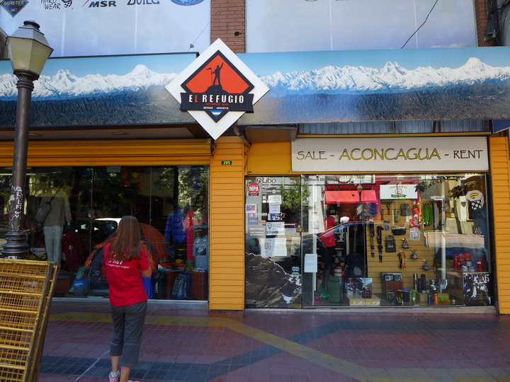 Магазин El Refugio Adventure Gear по адресу Calle General Espejo 285